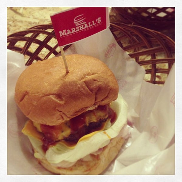Foto tirada no(a) Marshall&#39;s Burger por Alex T. em 3/15/2013