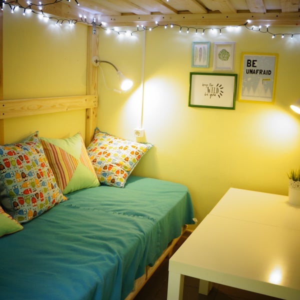 Двухместный номер с кроватью-чердаком и уютной зоной для отдыха и работы с дизайнерскими подушками и приятным освещением. Бронь: mail@roofhostel, 89092112110