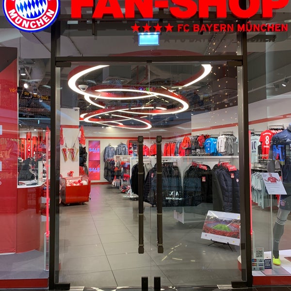 Mam tanker vrijdag FC Bayern Fan-Shop - Sporting Goods Shop in Potsdamer Platz