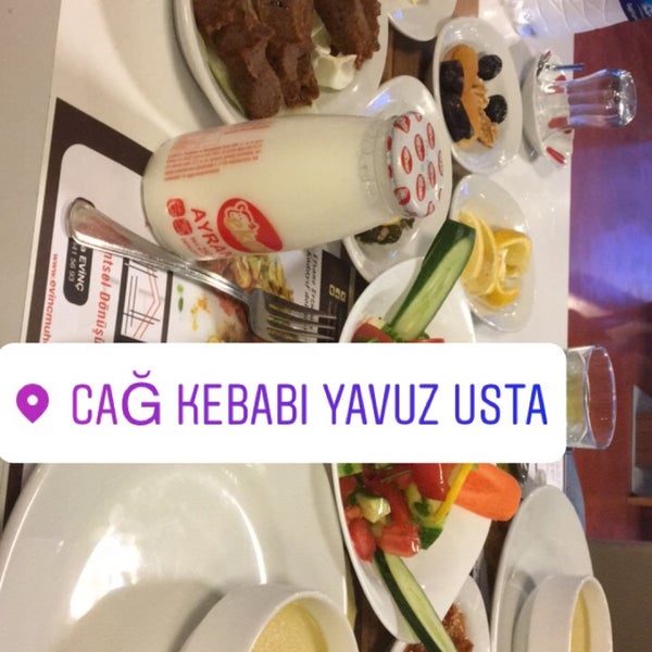 รูปภาพถ่ายที่ Cağ Kebabı Yavuz Usta โดย Sibel Ç. เมื่อ 6/3/2017