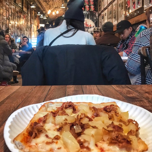 12/31/2018 tarihinde Steven K.ziyaretçi tarafından Champion Pizza'de çekilen fotoğraf