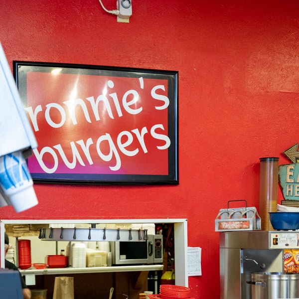 Das Foto wurde bei Ronnie&#39;s Burgers von Ronnie&#39;s Burgers am 9/5/2018 aufgenommen