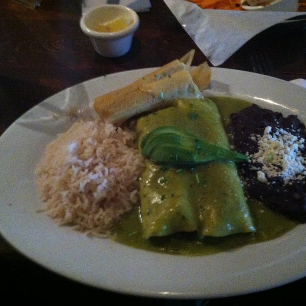 Foto scattata a Taco Rosa Mexico City Cuisine - Newport Beach da Christine T. il 5/25/2013