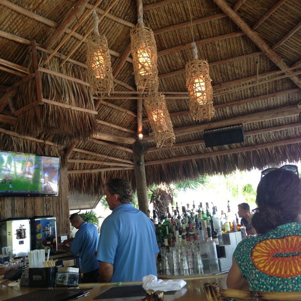 8/31/2013 tarihinde Seth S.ziyaretçi tarafından Cheeca Lodge Tiki Bar'de çekilen fotoğraf
