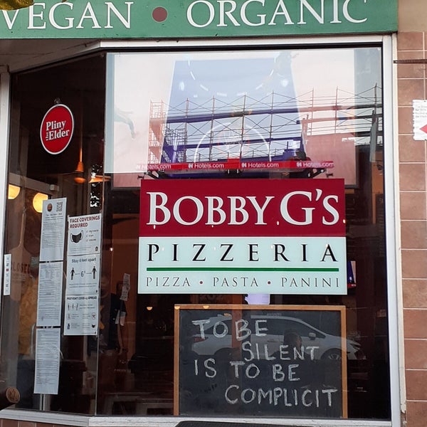 Foto scattata a Bobby G&#39;s Pizzeria da Koll E. il 5/20/2021
