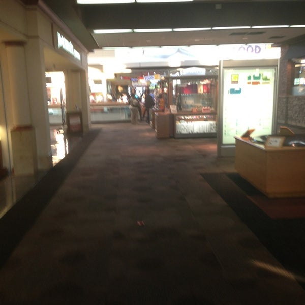 3/19/2013にAlex C.がGreenbrier Mallで撮った写真