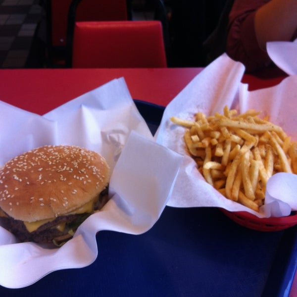 1/12/2013 tarihinde Hyde M.ziyaretçi tarafından Burger House - Spring Valley Rd'de çekilen fotoğraf