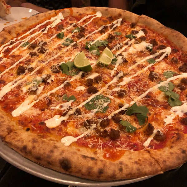 Снимок сделан в Long Bridge Pizza Co. пользователем Tina C. 5/25/2019