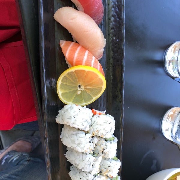 Foto scattata a Rumble Fish Japanese Restaurant da Tina C. il 6/27/2019