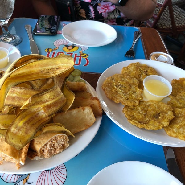 Foto scattata a Sazon Cuban Cuisine da Tina C. il 3/1/2019