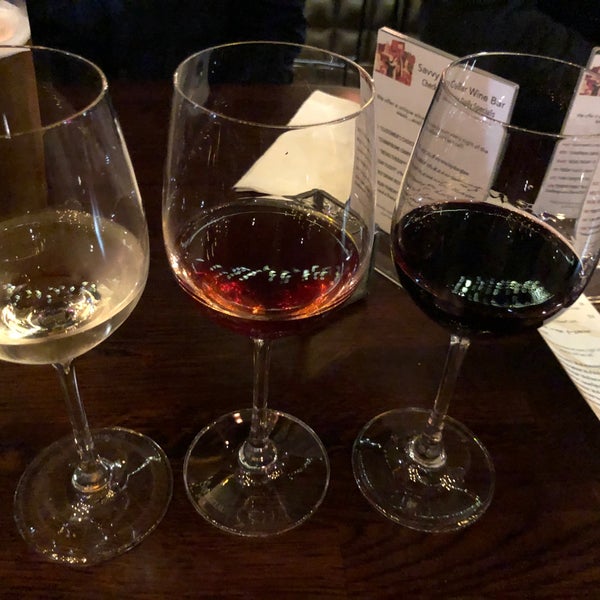 Foto tirada no(a) Savvy Cellar Wine Bar &amp; Wine Shop por Tina C. em 11/7/2019