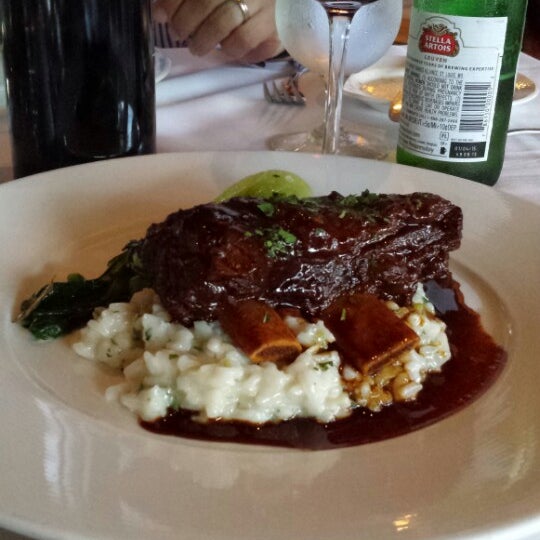 รูปภาพถ่ายที่ Hurley&#39;s Restaurant โดย Mariana G. เมื่อ 7/29/2014