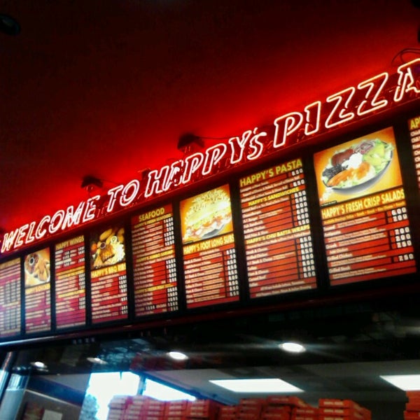 Foto tirada no(a) Happy&#39;s Pizza por C C. em 5/15/2013