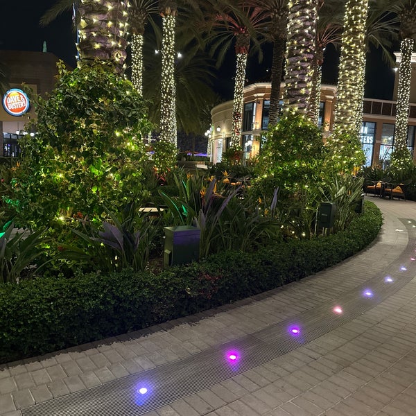 Foto scattata a Irvine Spectrum Center da MohammadAz ⚖. il 1/1/2024