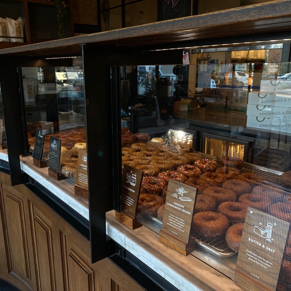 Foto scattata a Sidecar Doughnuts &amp; Coffee da MohammadAz ⚖. il 8/12/2022