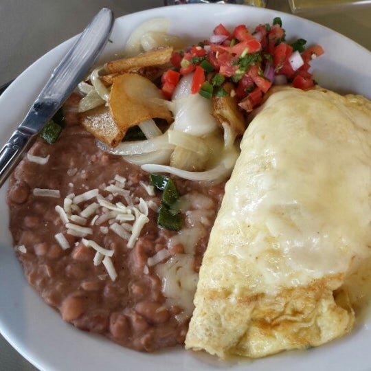 Снимок сделан в Fernando&#39;s Mexican Cuisine пользователем Roger M. 5/26/2014