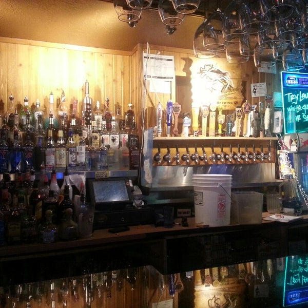 Foto tomada en Wichita Bar &amp; Grill  por April L. el 5/20/2013