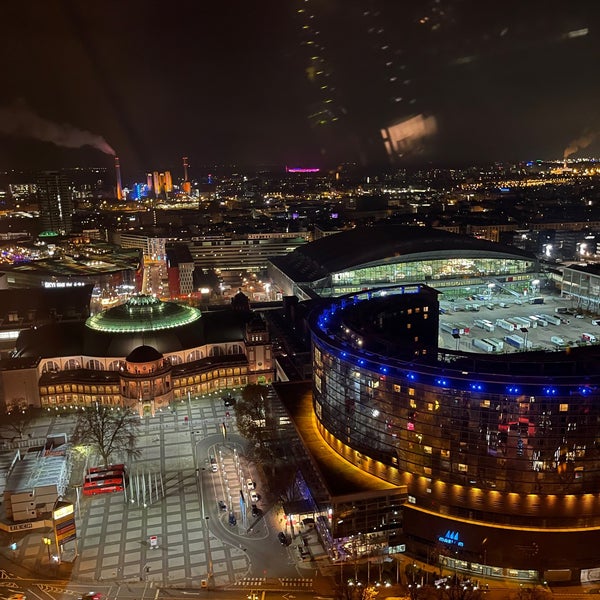 รูปภาพถ่ายที่ Frankfurt Marriott Hotel โดย Yoyo B. เมื่อ 11/27/2021