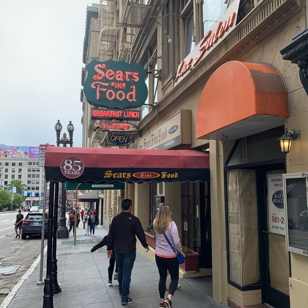 Foto tirada no(a) Sears Fine Food por Yoyo B. em 6/13/2022