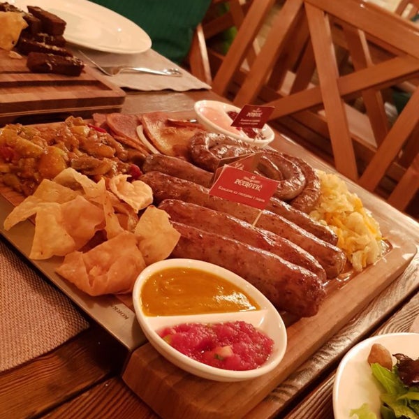 Das Foto wurde bei Pétrovič Restaurant von Ravshan am 10/7/2017 aufgenommen
