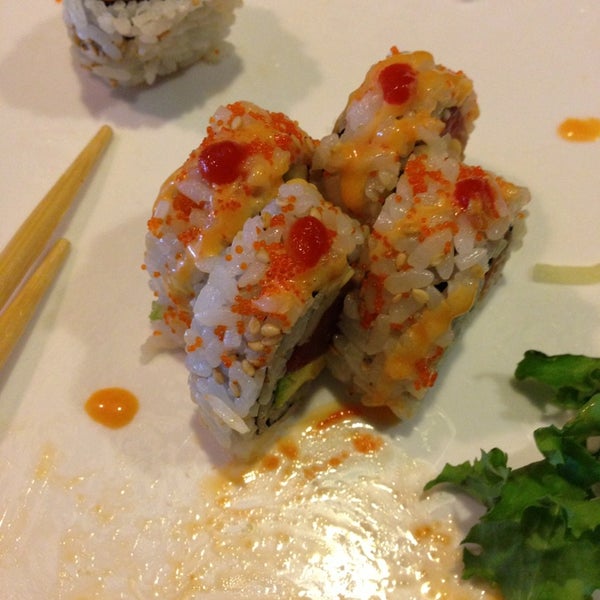 Снимок сделан в Midori Sushi пользователем Andrew D. 5/20/2013