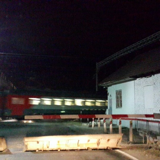 белый переезд