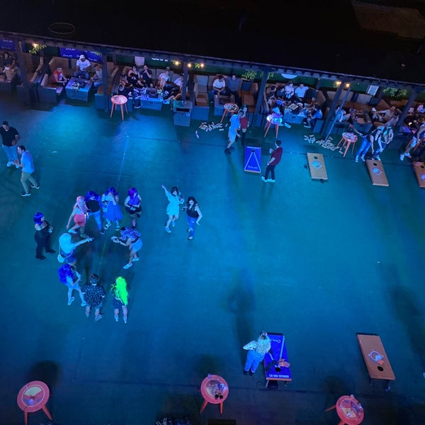 รูปภาพถ่ายที่ ViewHouse Eatery, Bar &amp; Rooftop โดย Lo H. เมื่อ 8/6/2021
