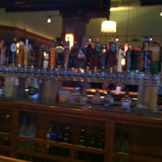 10/23/2012 tarihinde Larry H.ziyaretçi tarafından Bar Louie'de çekilen fotoğraf