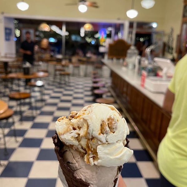 Photo taken at Beth Marie&#39;s Old Fashioned Ice Cream &amp; Soda Fountain by Omar on 9/19/2021
