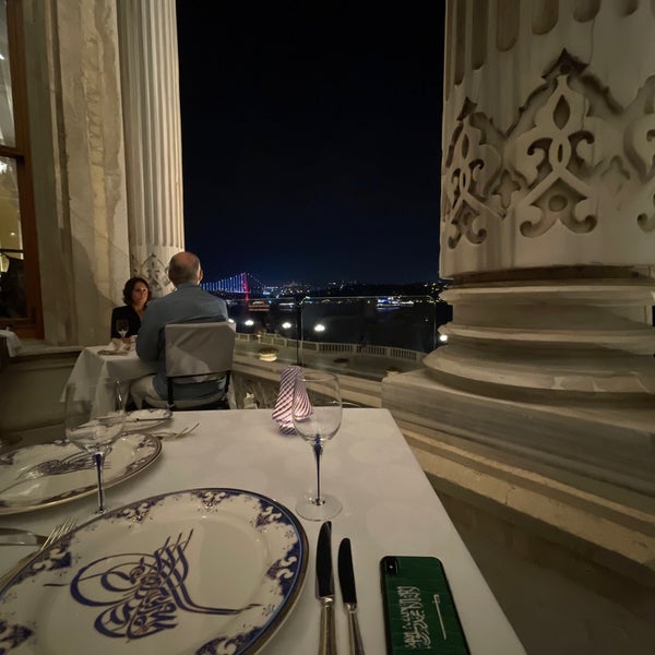 Das Foto wurde bei Tuğra Restaurant &amp; Lounge von Sultan am 8/18/2022 aufgenommen