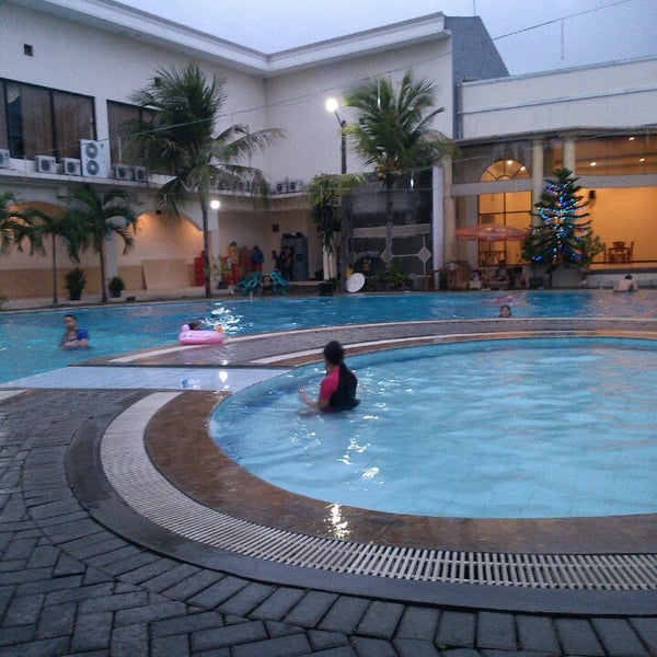 Foto Di Royal Swimming Pool Cafe Family Karaoke Sekarang Ditutup Kolam Di Magersari