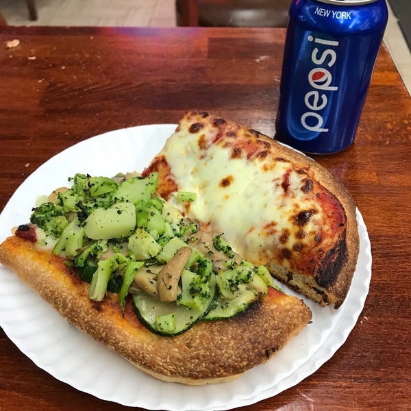 Foto scattata a Famous Ben&#39;s Pizza of SoHo da うんうん il 12/27/2018