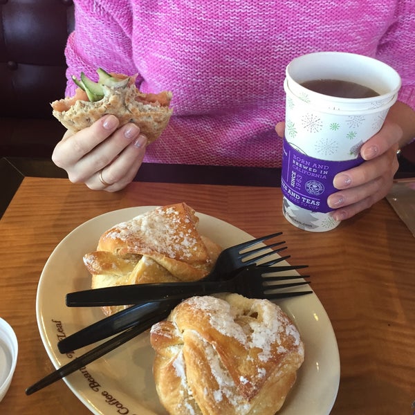Photo taken at The Coffee Bean &amp; Tea Leaf by Anatoly on 12/13/2015