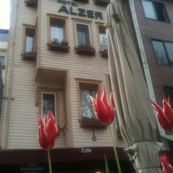 Foto tirada no(a) Alzer Cafe por Mehmet G. em 4/7/2013