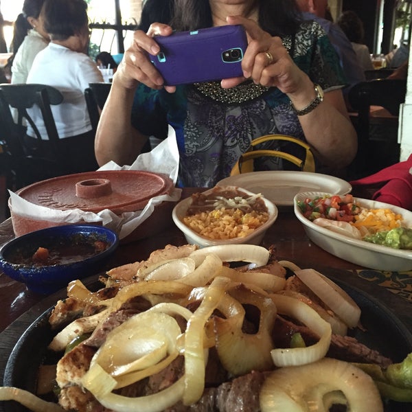 Снимок сделан в Mariano&#39;s Mexican Cuisine пользователем theneener 7/14/2015