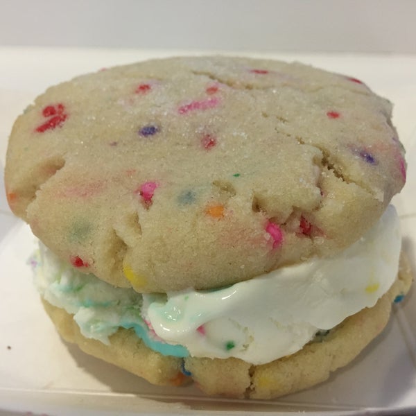 Foto scattata a Sweet Sammies da theneener il 7/14/2015