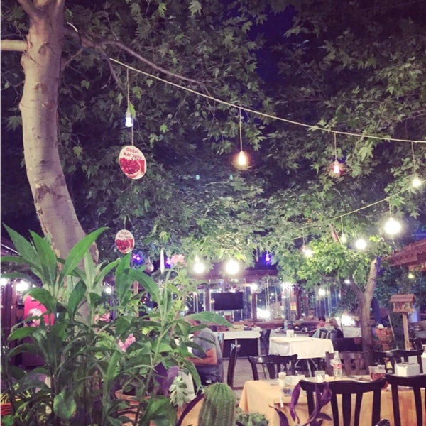 รูปภาพถ่ายที่ Ömür Restaurant โดย Serdar (Zigana) Tekin . เมื่อ 8/12/2019