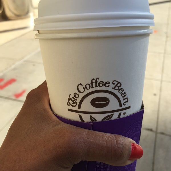 Photo taken at The Coffee Bean &amp; Tea Leaf by Triana W. on 1/4/2015