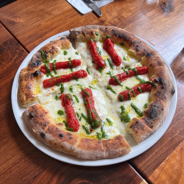 Foto diambil di Razza Pizza Artiginale oleh Lori L. pada 9/13/2023