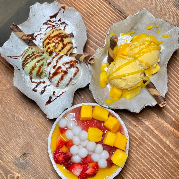 Foto diambil di Mango Mango Dessert oleh Lori L. pada 8/18/2021