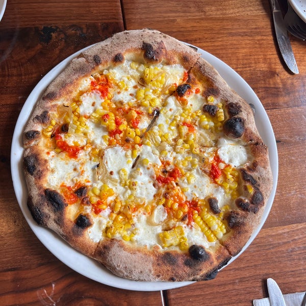 Foto diambil di Razza Pizza Artiginale oleh Lori L. pada 9/13/2023