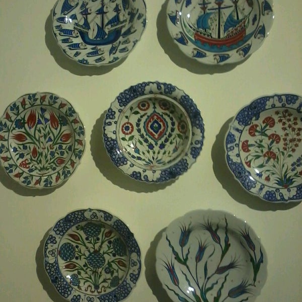 Снимок сделан в İznik Çini Turkish Ceramics &amp; Tiles пользователем Nurçin B. 12/7/2013