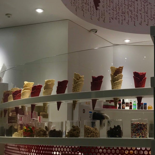 Photo taken at Sprinkles Beverly Hills Cupcakes by FHD on 10/29/2018