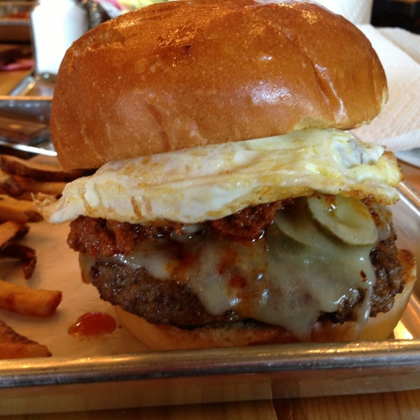 รูปภาพถ่ายที่ Shady&#39;s Burgers &amp; Brewhaha โดย Scot P. เมื่อ 4/11/2013