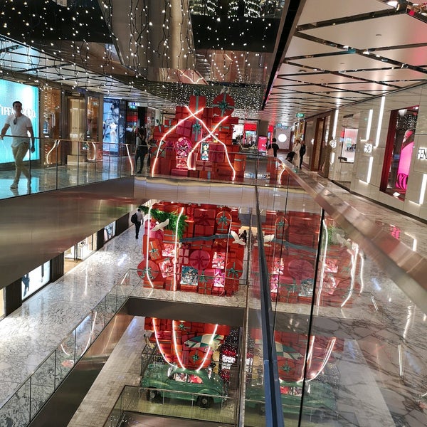Foto diambil di Pitt Street Mall oleh Hassan M. pada 12/17/2019