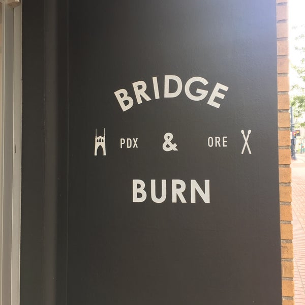 รูปภาพถ่ายที่ Bridge &amp; Burn โดย Tariq I. เมื่อ 7/10/2016