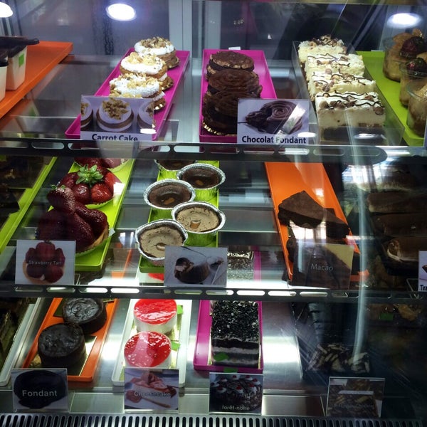 Gelato Show Ice Cream & Coffee Bar Dessert Shop in Jounieh