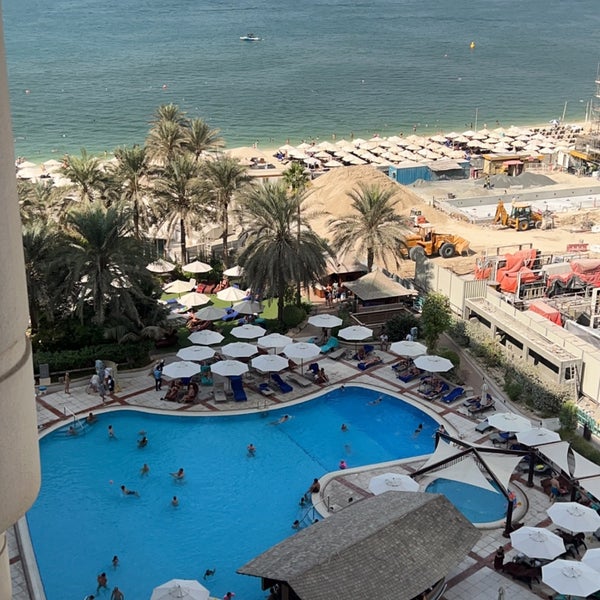 Photo taken at Hilton Dubai Jumeirah by Noura on 11/10/2022