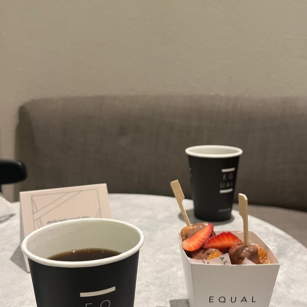 Das Foto wurde bei Equal Coffee Hub von Alk am 1/2/2023 aufgenommen