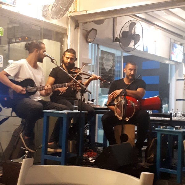 Das Foto wurde bei Hürdeniz Fish &amp; Meat Restaurant von Çisel . am 8/16/2019 aufgenommen